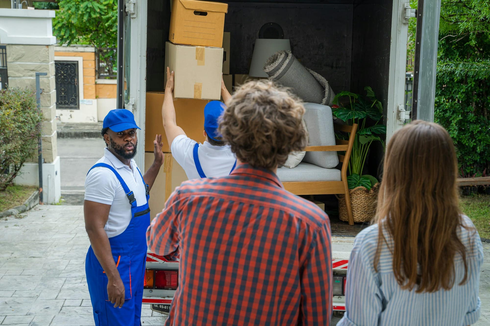 Ein Umzugswagen beladen mit Kartons vor einem Wohnhaus in Herne